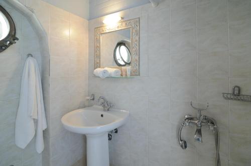  Kymothoi Rooms & Pool Bar in Gavrio