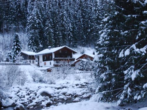 Hotellet från utsidan, Lovely Holiday Home in Mayrhofen with Garden and Whirlpool in Mayrhofen