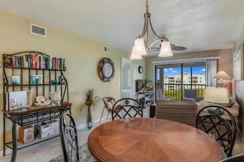 Estero Cove 352 2 Bedrooms Sleeps 4 5th Floor Elevator Heated Pool - image 2