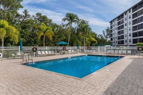 Estero Cove 352 2 Bedrooms Sleeps 4 5th Floor Elevator Heated Pool - main image