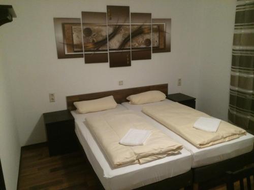 2 twin beds