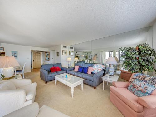 Sandarac B511 2 Bedrooms Gulf Front Pool Access WiFi Sleeps 6 - image 6