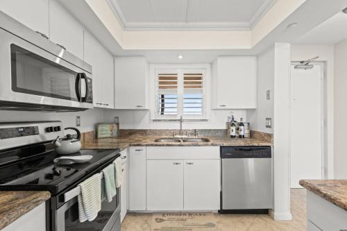 Estero Island Beach Villas 304 Sleeps 6 2 Bedrooms Gulf Front Heated Pool - image 10