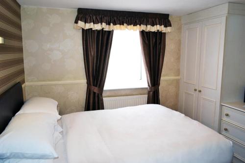 Lyndene Hotel - image 8