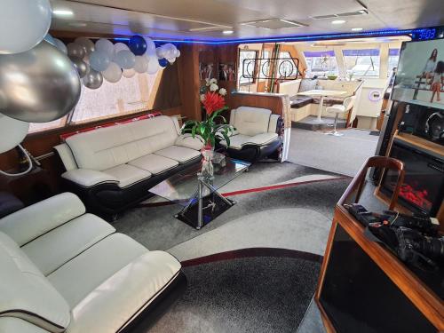 Romantic Condo @ Ocean 3-deck Yacht in Brooklyn, USA
