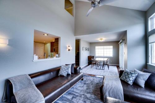 B&B Arvada - Bright Arvada Townhome with Deck and Grill! - Bed and Breakfast Arvada