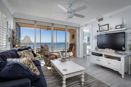 Estero Island Beach Villas 401 2 Bedrooms Beach Front WiFi Sleeps 6 - image 3