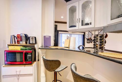 WFH Friendly DC Home Near Capitol and White House! in Washington, USA