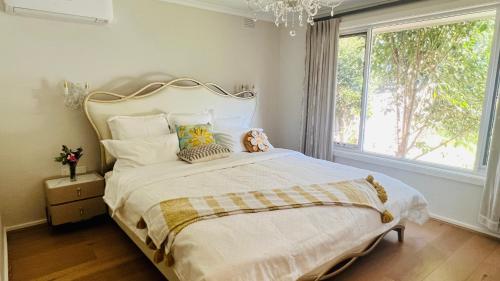 Super king size bed, near Deakin Uni and Kmart