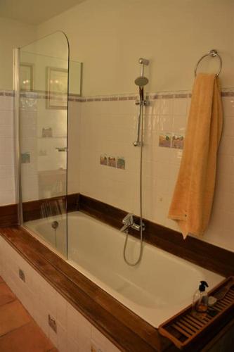 دش, Villa Sitges Julia Vista Espectacular 2 k m s de la Playa Comoda & Area Tranquila Amplitud interior  in إربانيتزاكيو مونتاجافينا