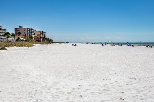 Estero Island Beach Villas 706 2 BR Penthouse Gulf Front Pool Sleeps 6 - image 3