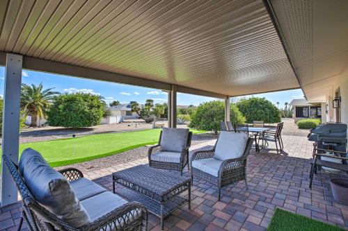 Putting Green, Community Perks Sun City West Home in 太陽城