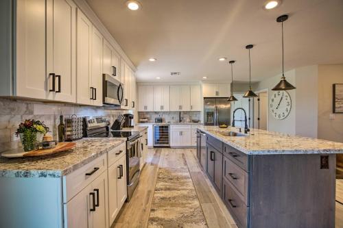 Putting Green, Community Perks Sun City West Home in 太陽城