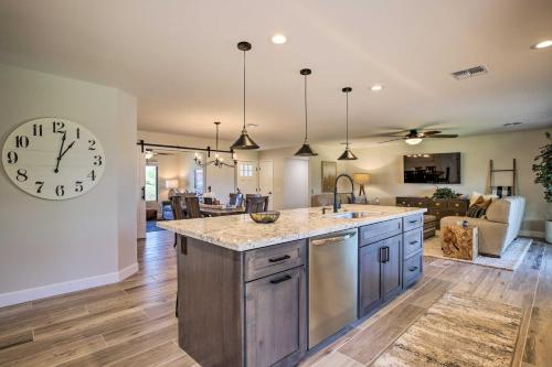 Putting Green, Community Perks Sun City West Home in 太陽城