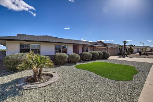 Putting Green, Community Perks Sun City West Home in 太陽城