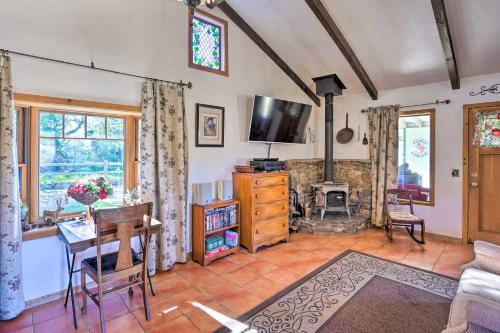Cozy Story Book Barn Cottage with Scenic View in Julian, USA