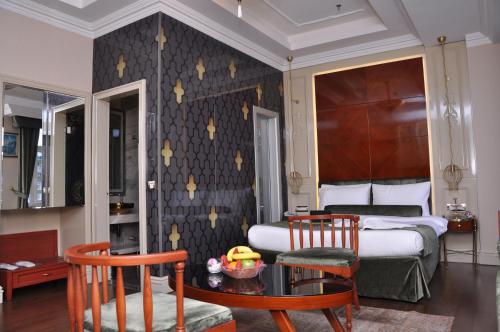 Deluxe Family Room image 3