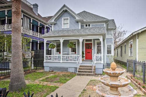 The Art House Home in Galveston Strand District