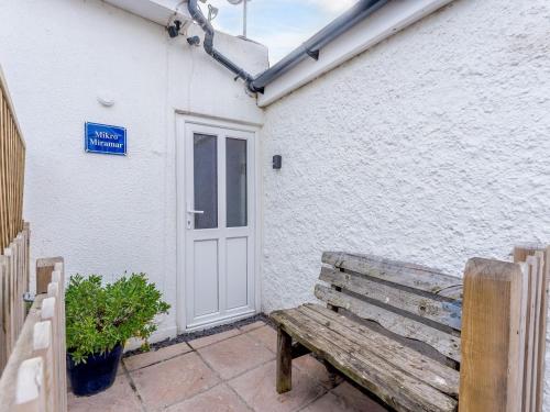Mikro Miramar - Cottage