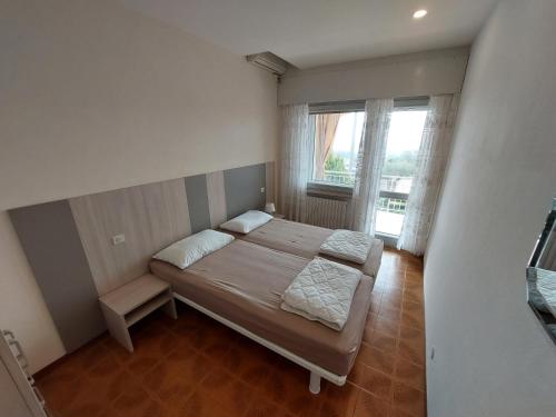Formica Townhouse - image 3