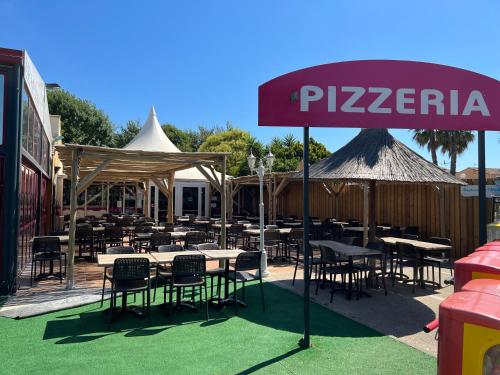 Mobilhome Vias plage dans Camping near Au Pain Delice