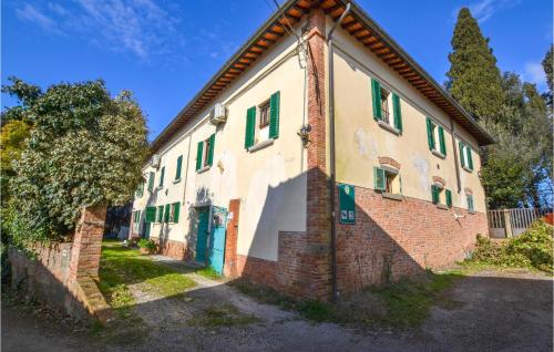  Amazing apartment in Foiano della Chiana with Outdoor swimming pool, WiFi and 2 Bedrooms in Foiano della Chiana