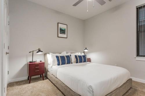 CozySuites Music Row Spacious 1BR with free parking 30 in Nashville, USA
