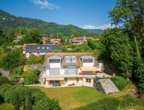  Beautiful and cozy apartment for families with a large garden terrace in Blonay by GuestLee in Blonay