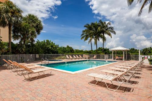 Bermuda Dunes 903 2 Bedrooms Sleeps 4 Gulf Front Elevator Heated Pool - image 2