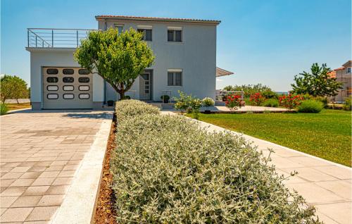 Beautiful Home In Kaocine With Kitchen