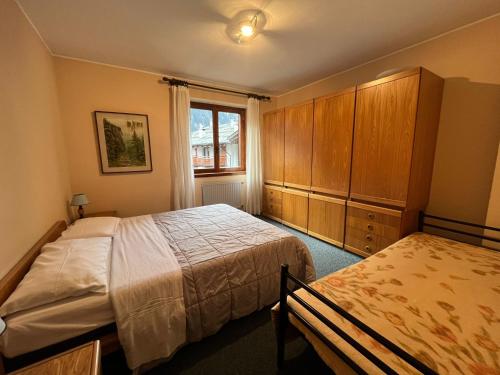 1 queen bed, 1 sofa bed