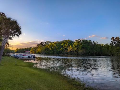 Bells Marina & Fishing Resort - Santee Lake Marion by I95 - Family Adventure, Pets on Request!