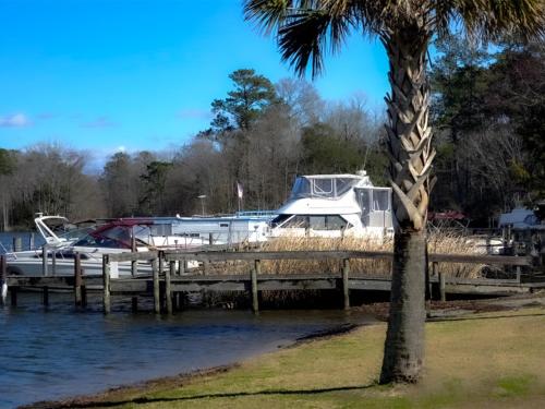 Bells Marina & Fishing Resort - Santee Lake Marion by I95 - Family Adventure, Pets on Request!