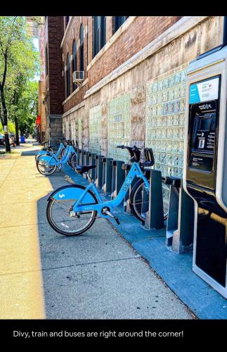 EMALUX Condo Near Downtown,Bus,Train,Hospitals,United-Center,Fulton Market photo