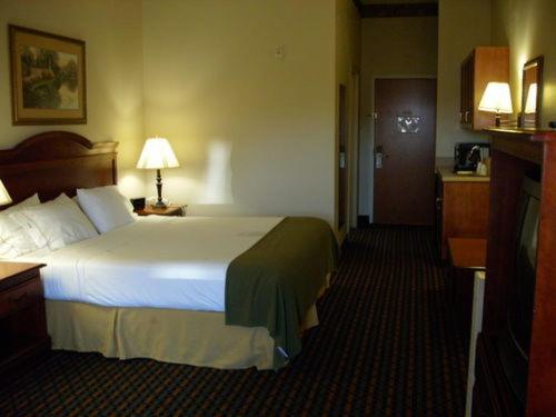 Holiday Inn Express Hotel & Suites Laurinburg, an IHG Hotel