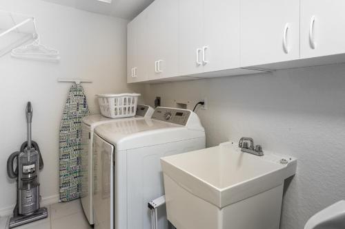 Island Beach Club 304 2 Bedrooms Pool Elevator WiFi Sleeps 6 Bay view - image 12