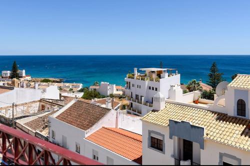  Top Floor Ocean View Apartment – Near Beach Luz in Luz