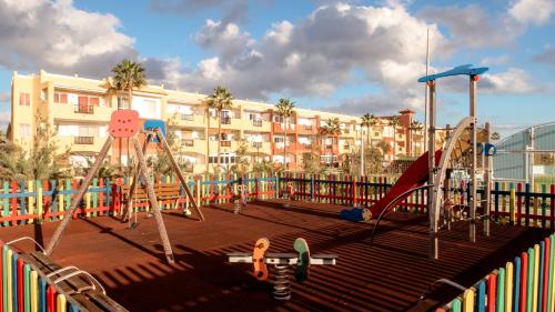 Spēļu laukums, Casa Mahalo - Modern Apartment with Pool, Minutes from Spectacular Beaches in Parque Holandes