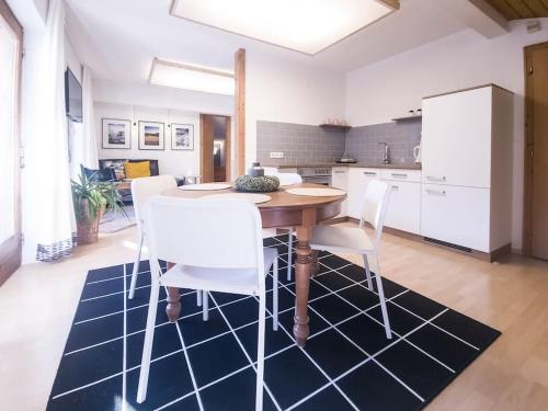  Painted Skies Hideaway, Unterkunft in Kauns