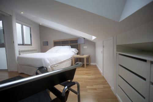 Catedral Suites by Como en Casa Catedral Suites Santiago is conveniently located in the popular Santiago De Compostela Old Town area. Offering a variety of facilities and services, the hotel provides all you need for a good nights 