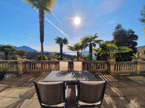 Apartment in historic villa with solarium and lake view