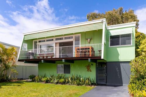 BEACHED @ YAMBA (water views, dog friendly, air con)