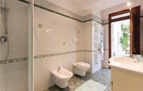 Ванна кімната, Nice Apartment In Marti Pi With Wifi in Монтополі в Валь Д"Арно