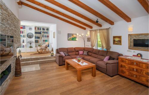 5 Bedroom Cozy Home In Topolo