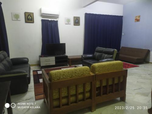 Homestay Budget Bukit Beruntung near Pasar Malam Bukit Sentosa Night Market