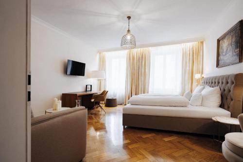 1 queen bed, 2 twin beds