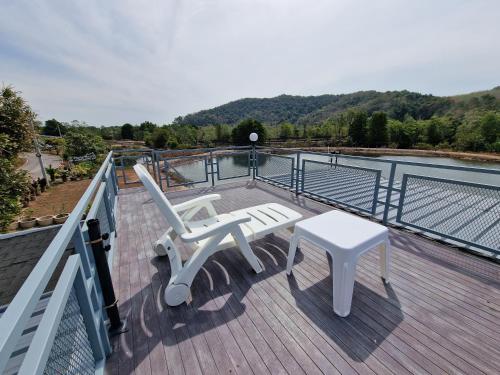 Balcony/terrace, บังกะโลบ้านสวนเอก Bungalow Baan Suan Aek in Tha Mai