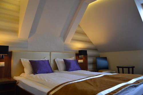 1 queen bed, 1 twin bed