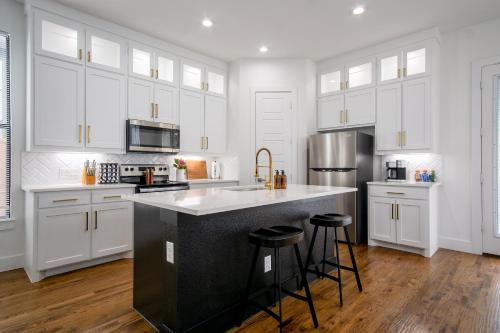 Beautiful Contemporary 4BR near Downtown Dallas in Dallas, USA