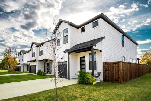 Beautiful Contemporary 4BR near Downtown Dallas in Dallas, USA
